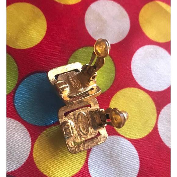 CHANEL Vintage metallic tone gripoix stone earrings in golden square shape - Picture 5 of 7